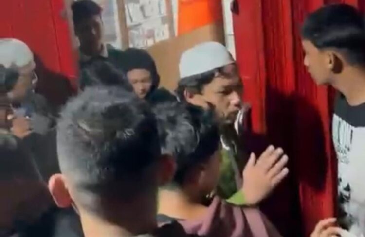 Jelang Subuh, Bos dan Karyawan Toko Smartphone di Aceh Barat Digerebek, Begini Kejadiannya!