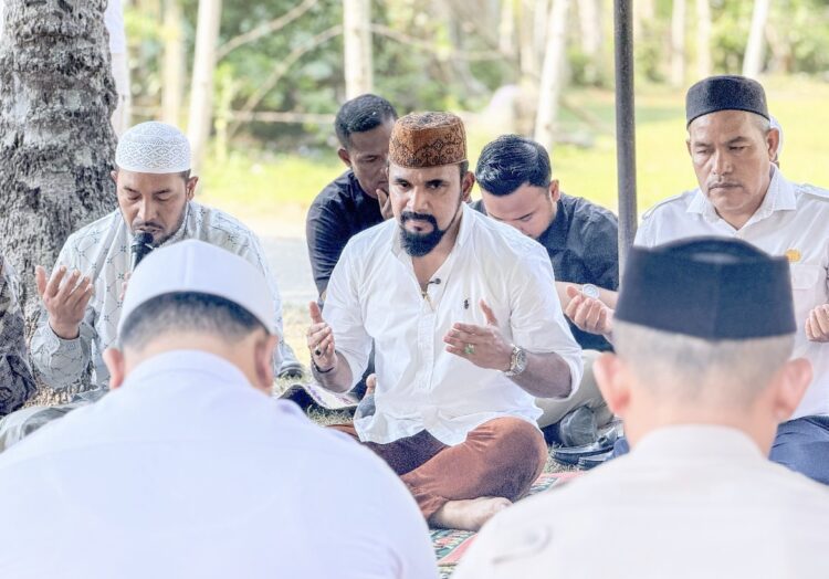 Bupati Aceh Timur Melayat dan Serahkan Bantuan untuk Korban Tenggelam di Kuala Peudawa