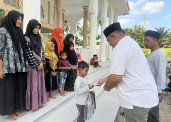 Pang Ucok Tutup Ramadan dengan Berbagi Kebahagiaan dengan Anak Yatim di Simpang Ulim