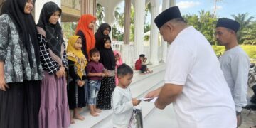 Pang Ucok Tutup Ramadan dengan Berbagi Kebahagiaan dengan Anak Yatim di Simpang Ulim