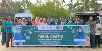 Bagi Takjil Gratis, Organisasi Wanita Aceh Timur Tebar Kebaikan di Bulan Ramadan