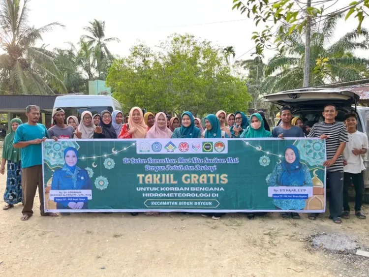 Bagi Takjil Gratis, Organisasi Wanita Aceh Timur Tebar Kebaikan di Bulan Ramadan