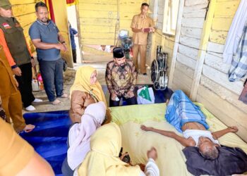 Bupati Aceh Timur Serahkan Kursi Roda kepada Lansia yang Sakit di Banda Alam