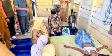 Bupati Aceh Timur Serahkan Kursi Roda kepada Lansia yang Sakit di Banda Alam