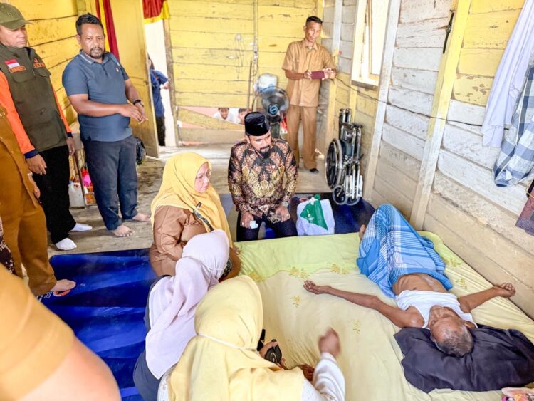 Bupati Aceh Timur Serahkan Kursi Roda kepada Lansia yang Sakit di Banda Alam