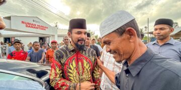 Bupati Aceh Timur Serahkan Sembako dan Santunan Yatim di Huntara Simpang Ulim
