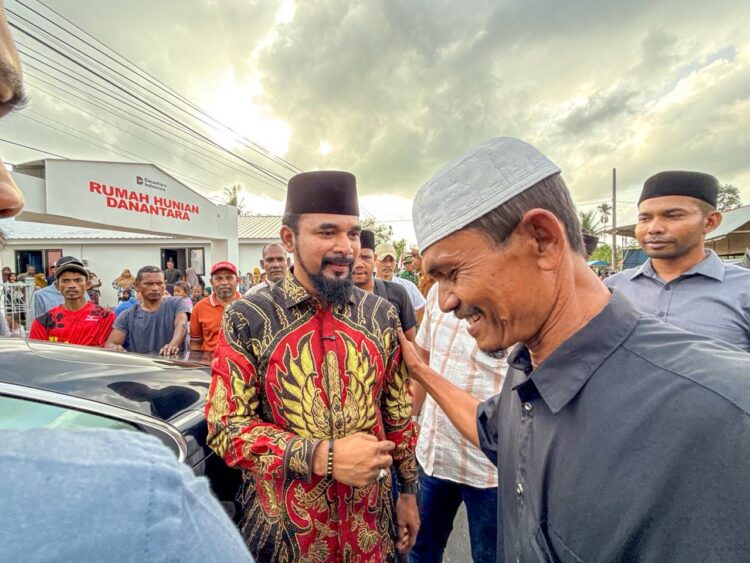 Bupati Aceh Timur Serahkan Sembako dan Santunan Yatim di Huntara Simpang Ulim