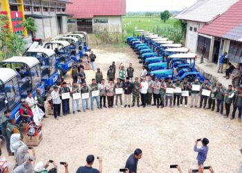 Bupati Al-Farlaky Bagi Alsintan Untuk Brigade Pangan