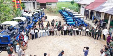 Bupati Al-Farlaky Bagi Alsintan Untuk Brigade Pangan