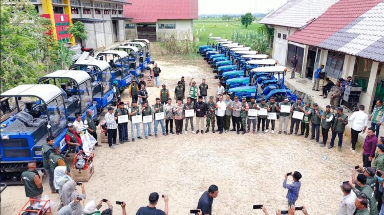 Bupati Al-Farlaky Bagi Alsintan Untuk Brigade Pangan