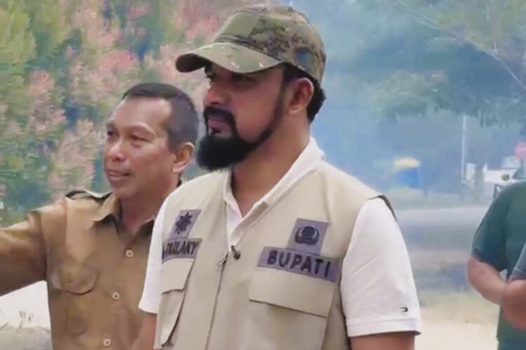 Bupati Al-Farlaky Instruksikan Gotroy, Seluruh ASN Turun Bersihkan Lingkungan Kantor