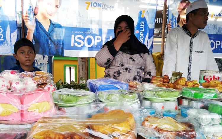 Harga Plastik Melambung, Pedagang Kue di Aceh Timur Terjepit