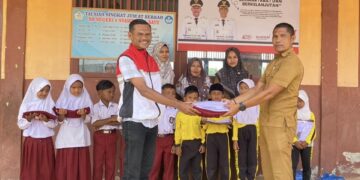 PDI Perjuangan Aceh Utara Salurkan Bantuan Seragam Sekolah untuk Korban Banjir