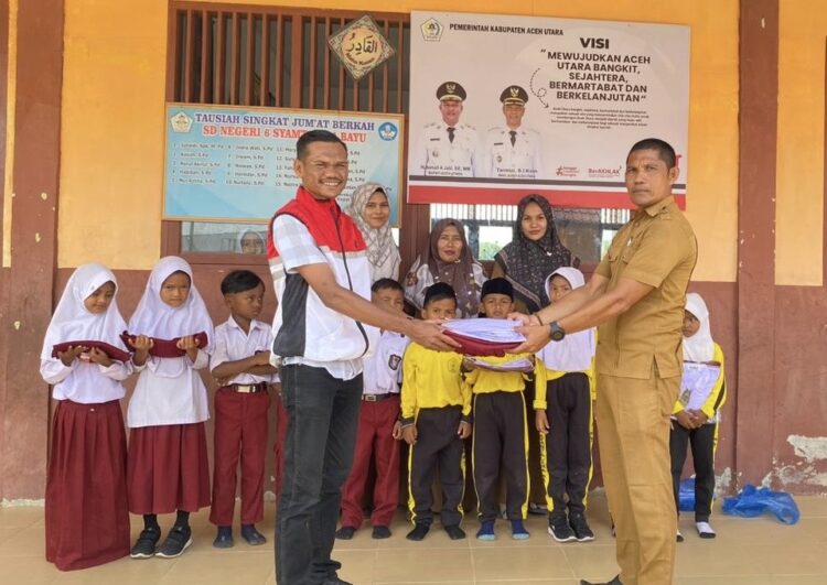 PDI Perjuangan Aceh Utara Salurkan Bantuan Seragam Sekolah untuk Korban Banjir