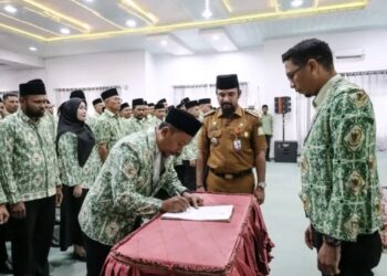 Bupati Al-Farlaky Kukuhkan Pengurus DPC APDESI Aceh Timur 2026–2031