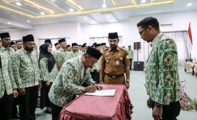 Bupati Al-Farlaky Kukuhkan Pengurus DPC APDESI Aceh Timur 2026–2031