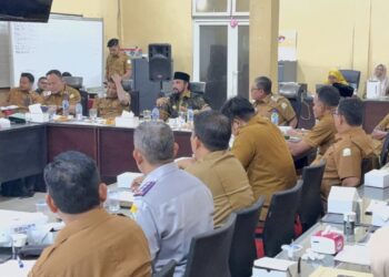 Pimpin Rapat Realisasi Anggaran, Bupati Al-Farlaky Genjot PAD dan Dorong OPD Percepat Serapan