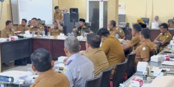 Pimpin Rapat Realisasi Anggaran, Bupati Al-Farlaky Genjot PAD dan Dorong OPD Percepat Serapan