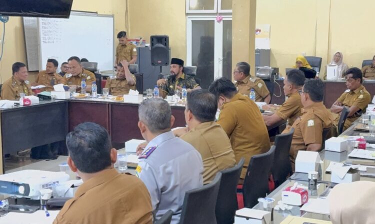 Pimpin Rapat Realisasi Anggaran, Bupati Al-Farlaky Genjot PAD dan Dorong OPD Percepat Serapan