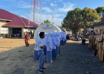 Lima Bulan Pascabanjir, Siswa Meureudu Masih Belajar di Tenda