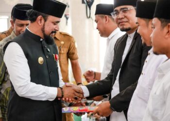 Bupati Al-Farlaky Peusijuek 249 Calon Haji Aceh Timur, Titip Doa untuk Daerah