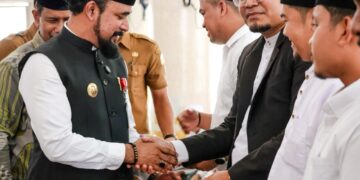 Bupati Al-Farlaky Peusijuek 249 Calon Haji Aceh Timur, Titip Doa untuk Daerah