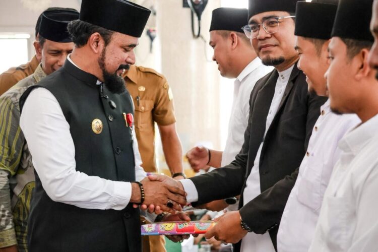 Bupati Al-Farlaky Peusijuek 249 Calon Haji Aceh Timur, Titip Doa untuk Daerah