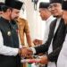 Bupati Al-Farlaky Peusijuek 249 Calon Haji Aceh Timur, Titip Doa untuk Daerah