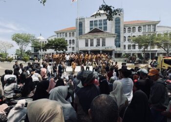 Warga Bireuen Kepung Kantor Bupati, Tuntut Bantuan Banjir Segera Cair