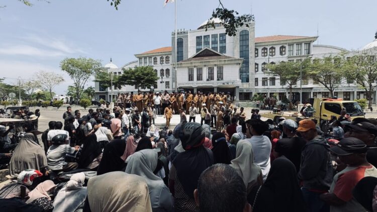 Warga Bireuen Kepung Kantor Bupati, Tuntut Bantuan Banjir Segera Cair