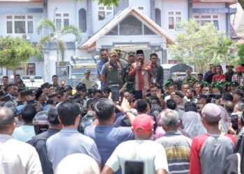 Sambut Pendemo, Bupati Al-Farlaky Siap Perjuangkan 41 Ribu Data Korban Banjir