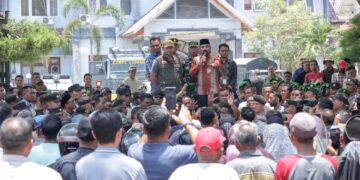 Sambut Pendemo, Bupati Al-Farlaky Siap Perjuangkan 41 Ribu Data Korban Banjir