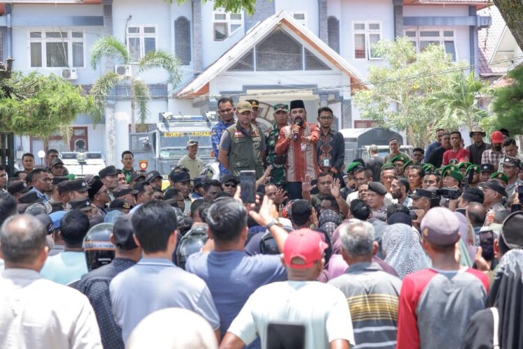 Sambut Pendemo, Bupati Al-Farlaky Siap Perjuangkan 41 Ribu Data Korban Banjir