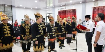 Bupati Al-Farlaky Lantik MAA Aceh Timur 2026-2030, Dorong Hidupkan Peradilan Adat