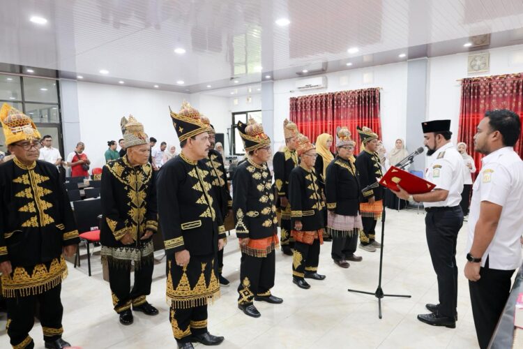 Bupati Al-Farlaky Lantik MAA Aceh Timur 2026-2030, Dorong Hidupkan Peradilan Adat