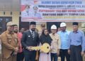 Bupati Al-Farlaky Serahkan Rumah Layak Huni di Julok