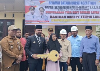 Bupati Al-Farlaky Serahkan Rumah Layak Huni di Julok