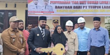 Bupati Al-Farlaky Serahkan Rumah Layak Huni di Julok