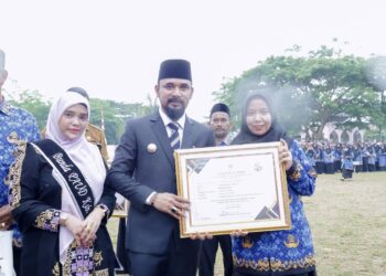 7 Guru Aceh Timur Terima Penghargaan di Hardiknas, Al-Farlaky: Teruslah Menginspirasi