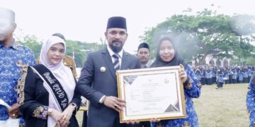 7 Guru Aceh Timur Terima Penghargaan di Hardiknas, Al-Farlaky: Teruslah Menginspirasi
