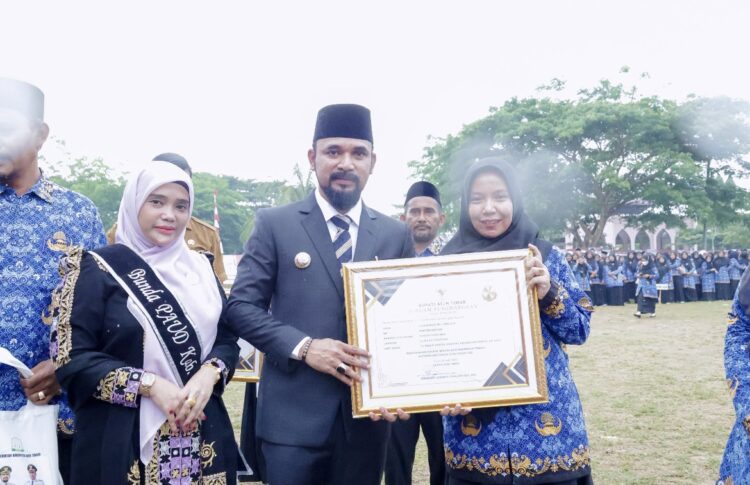 7 Guru Aceh Timur Terima Penghargaan di Hardiknas, Al-Farlaky: Teruslah Menginspirasi