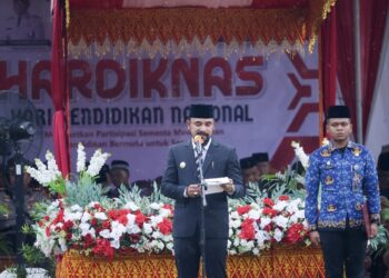 Diguyur Hujan, Bupati Al-Farlaky Turun Podium Ikut Basah di Upacara Hardiknas Aceh Timur