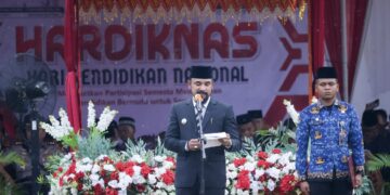 Diguyur Hujan, Bupati Al-Farlaky Turun Podium Ikut Basah di Upacara Hardiknas Aceh Timur