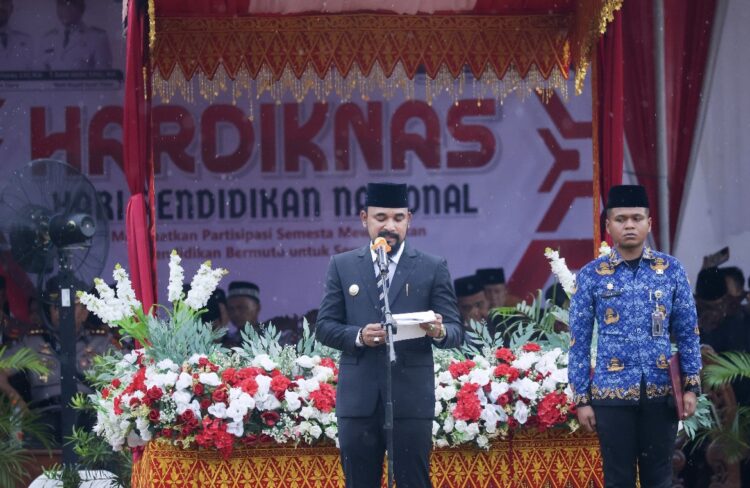 Diguyur Hujan, Bupati Al-Farlaky Turun Podium Ikut Basah di Upacara Hardiknas Aceh Timur