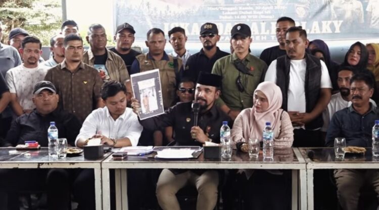 Bupati Al-Farlaky Didampingi Istri Jawab Isu Fitnah, Bakal Pidanakan Penyebar Hoax