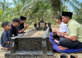 Dari Makam Orang Tua ke Pelukan Warga, Cara Bupati Al-Farlaky Rayakan Hari ke-2 Idul Adha