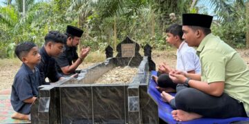 Dari Makam Orang Tua ke Pelukan Warga, Cara Bupati Al-Farlaky Rayakan Hari ke-2 Idul Adha