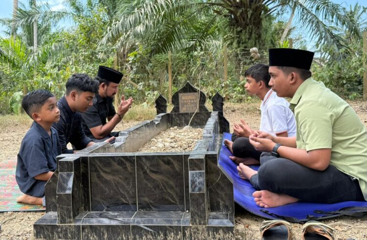 Dari Makam Orang Tua ke Pelukan Warga, Cara Bupati Al-Farlaky Rayakan Hari ke-2 Idul Adha