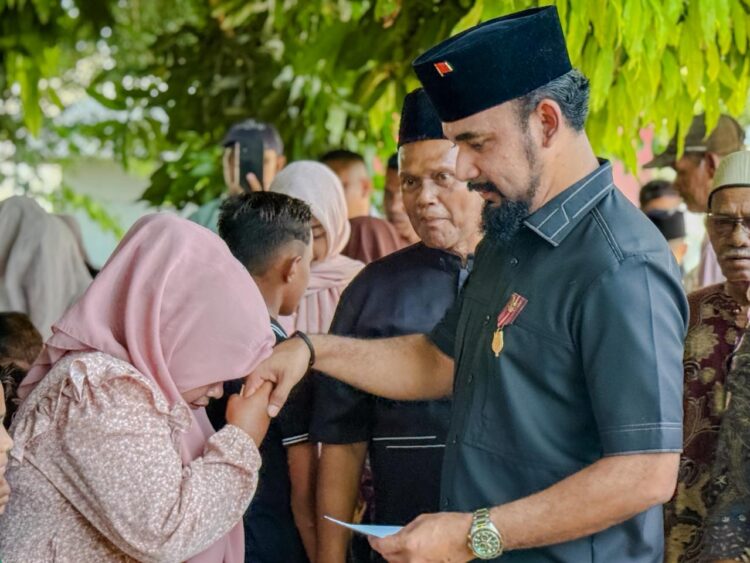 Bupati Al-Farlaky Hadiri Khanduri Laot dan Santunan Anak Yatim di Kuala Idi