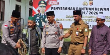 Dari Peresmian Mapolres ke Dayah Abu Keude Dua: Bupati Al-Farlaky Dampingi Kapolda Aceh Serahkan Qurban